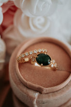 Load image into Gallery viewer, Lauv Oval Emerald Stone in Gold Setting Ring Set
